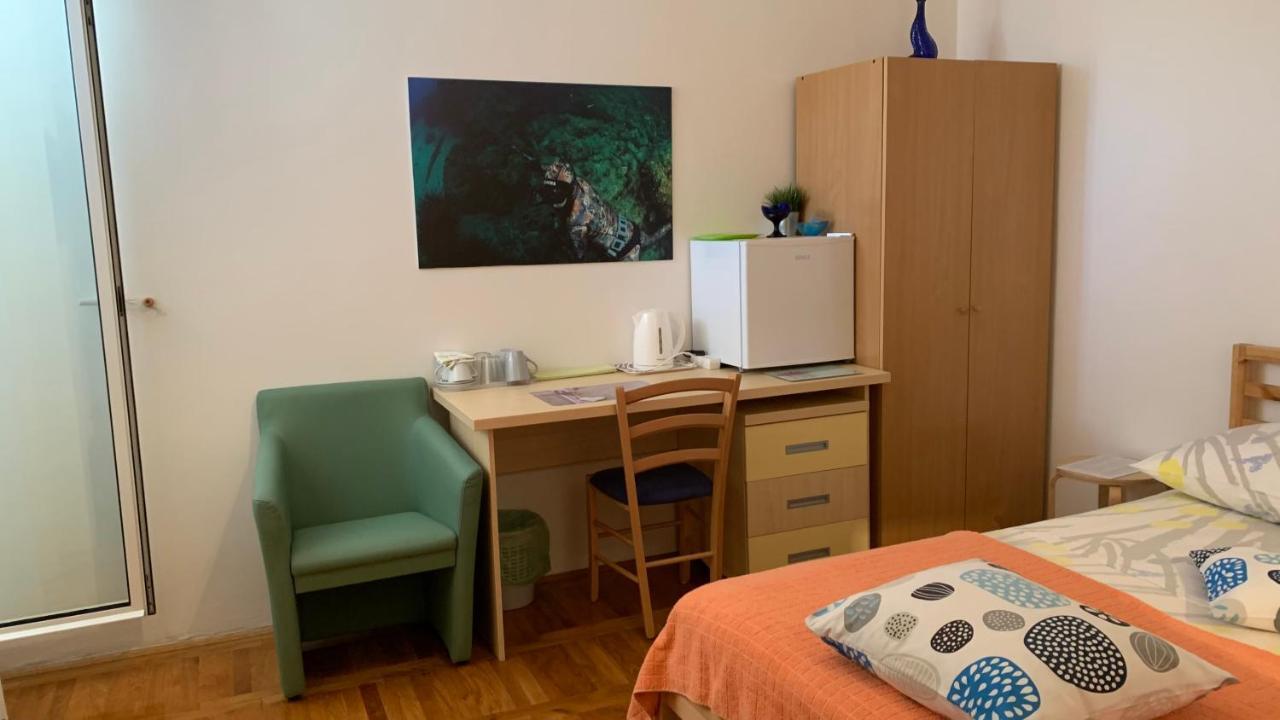 Studio Apartment And Rooms Adria Водице Екстериор снимка